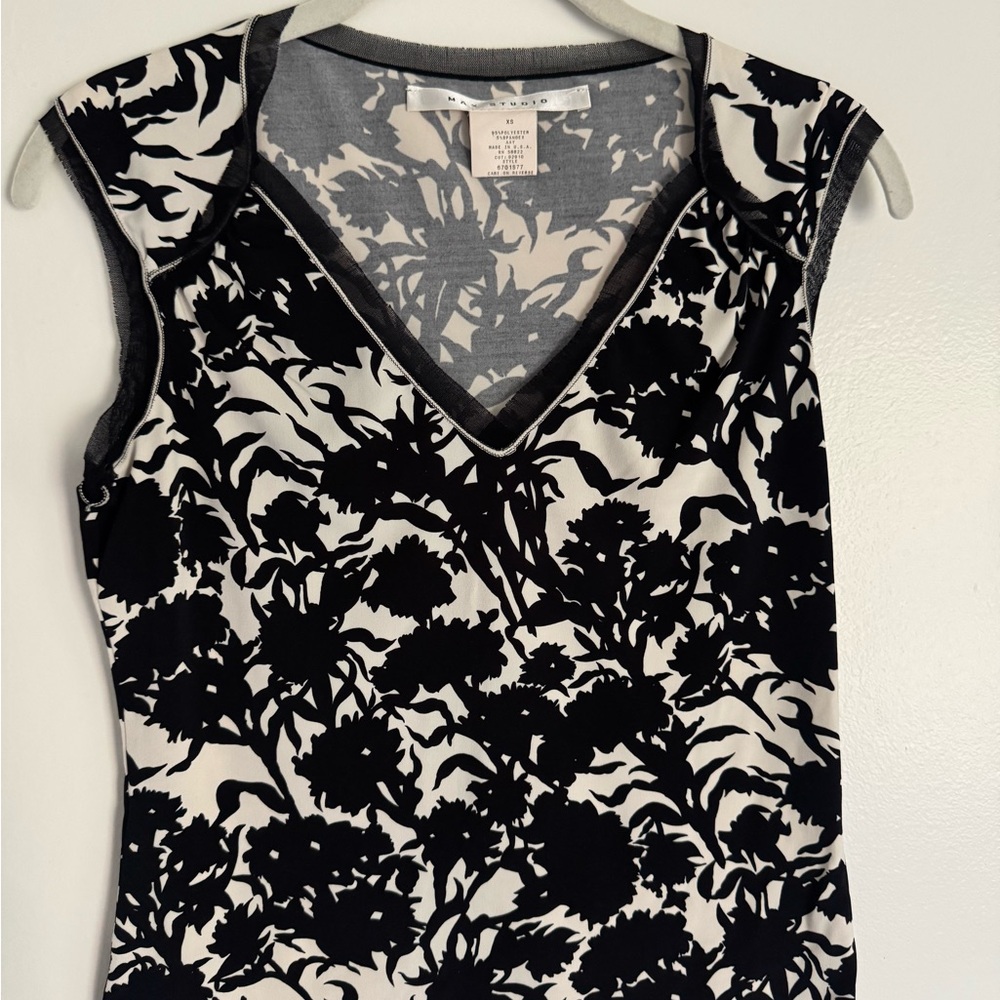 Max Studio Black and White Floral Sleeveless Blouse